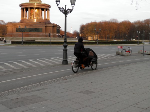 На улице что-то около градусов, а берлинские мамы катают своих детей вот в таких велоколясках. Берлин, вообще, город велосипедов