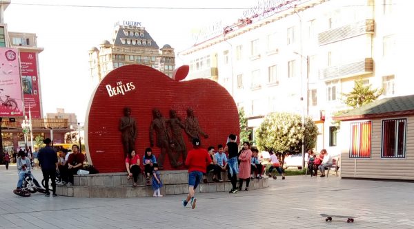 "Пионеры" у памятника The Beatles в Улан-Баторе